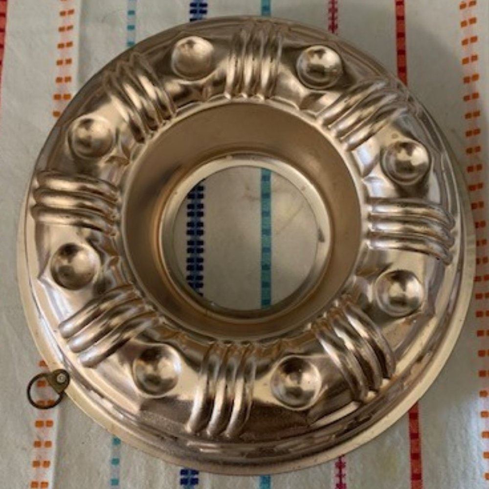 Vintage Round Copper Ring Mold with hanger - Jello or Molded Salads - 1960s - Picture 3 of 6